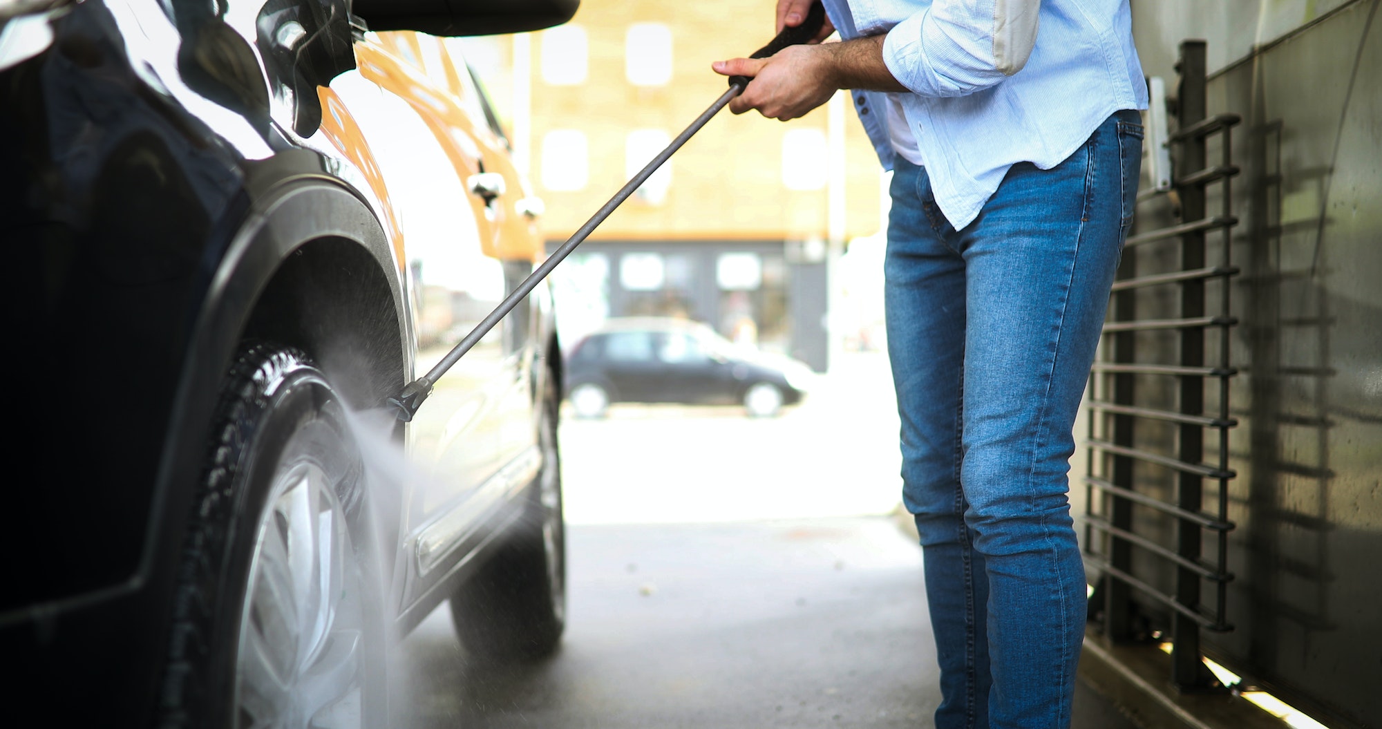 Manual car wash with pressurized water in car wash